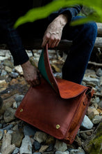 Load image into Gallery viewer,
Kodiak leather messenger bag