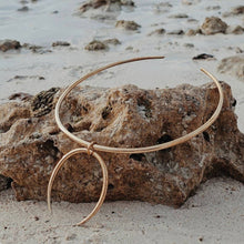 Load image into Gallery viewer, Bisjoux - Solid brass mooth minimal collar arc claw necklace
