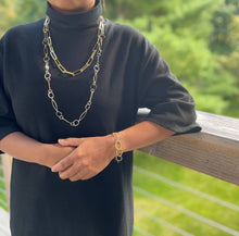 Load image into Gallery viewer, Gold chain bracelet with a leaf charm
