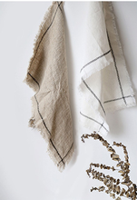 Load image into Gallery viewer, linen trim edge napkins
